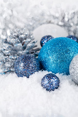 Fototapeta na wymiar weihnachts dekoration in blau und silber