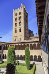 Fototapeta na wymiar Ripoll monastery cloister