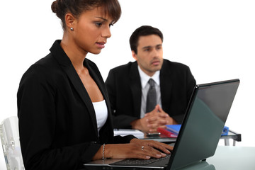 Obraz premium woman using laptop