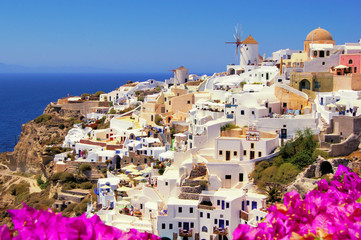 Obraz na płótnie Canvas Piękny klasyczny widok Santorini Grecja z kwiatami