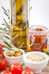 Leckere frische Oliven und Tomaten mit Olivenöl