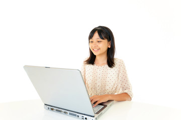 Naklejka premium パソコンを楽しむ笑顔の女の子