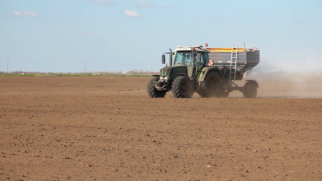 Fertilizer spreader on the field