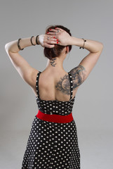Rückenansicht einer jungen Frau im Vintage Look