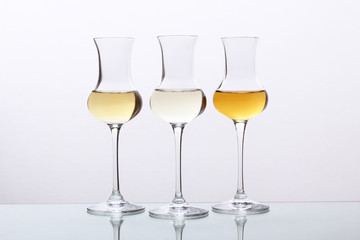 cocktail tre bicchieri con bevanda alcolica grappa - obrazy, fototapety, plakaty