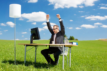 geschäftsmann jubelt