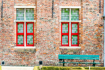 Fototapeta na wymiar Okna i ławki w Brugge, Belgia
