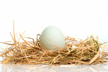 Ei auf Stroh