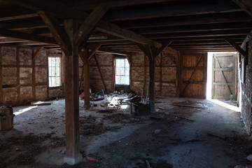 Fototapeta na wymiar Szeroki kąt strzału wnętrza pustej stodoły niewykorzystanej