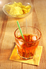 apéro, aperol spritz und kartoffelchips