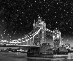 Fototapeta na wymiar Beautiful night lights and colors over Tower Bridge in London
