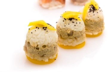 Oshi-zushi au foie gras et mangue.