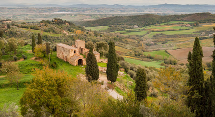 Fototapeta na wymiar Tuscany, landscape with a farmstead and cypresses