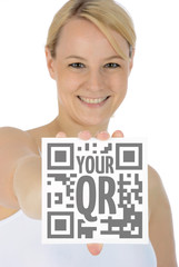 Junge Frau mit Schild für QR-Code