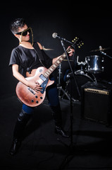 Obraz premium Woman guitar player during concert
