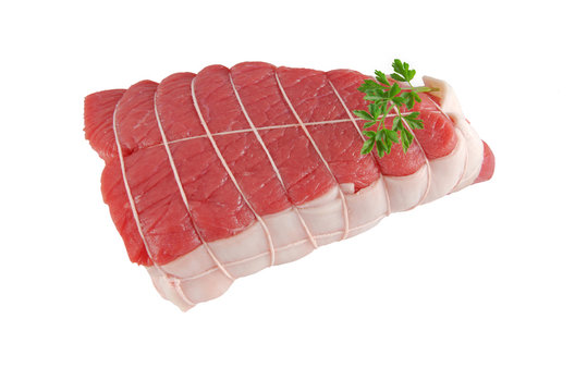 roti de viande de boeuf cru bard&eacute; et ficel&eacute; sur fond blanc