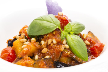 Салат овощной с кедровыми орешками