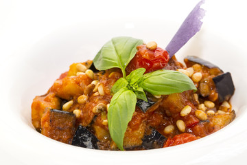 Салат из тушеных овощей и кедровых орешков