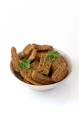 Хлебные сухарики с мясом и перцем