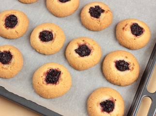 round cakes with cherries