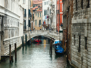 Fototapeta na wymiar Mały kanał w Wenecji, Włochy.