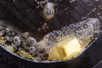 Rolgordijnen Butter in einer Pfanne © Bernd Jürgens