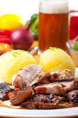 Bayerischer Schweinebraten mit Knödel
