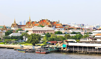 Fototapeta premium Grand palace and the city of Bangkok along Chao Praya River