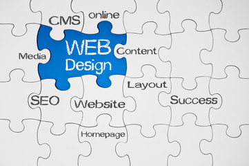 Puzzle in Blau mit Webdesign