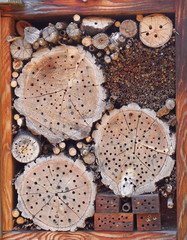 Insektenhotel aus Holz für Bienen und Wespen