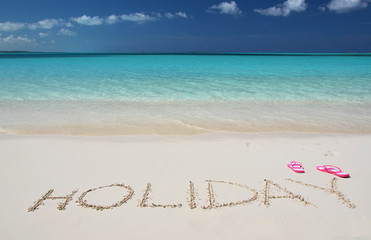 Fototapeta na wymiar Pisanie HOLIDAY na piaszczystej plaży Exuma, Bahamy