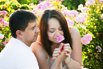 Obraz premium Two lovers in rose garden