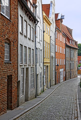 Fototapeta na wymiar Mała ulica ze starych budynków w Lubece