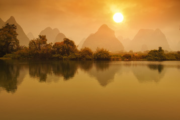 Zonsonderganglandschap van yangshuo in guilin, china