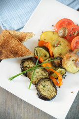 Gegrillter Gemüseteller mit Toast