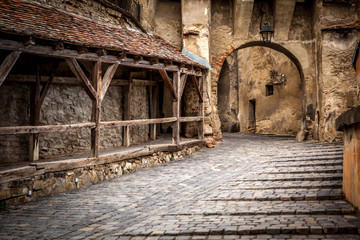Fototapeta na wymiar Medieval widok ulicy w Sighisoara, Transylwania, założona przez sax