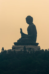 Fototapeta premium Tian Tan Buddha silhouette