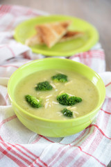 Brokkolicremesuppe mit Mandeln