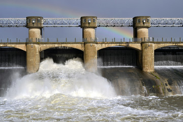 Arco iris sobre la presa