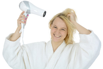 Junge Frau föhnt sich die Haare