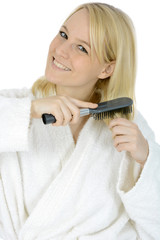 Junge Frau mit Haarbürste