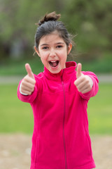 Fillette et signe OK