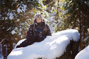 Fototapeta na wymiar little boy outdoors in winter