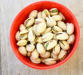 bol de pistaches agrandi sur fond bois