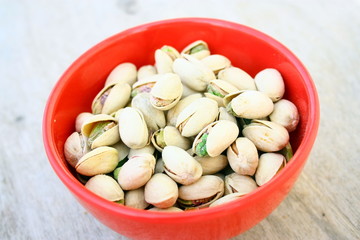 bol de pistaches sur fond bois