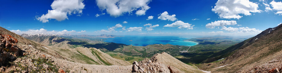 Fototapeta na wymiar a beautiful view of lake at the summit of mountain