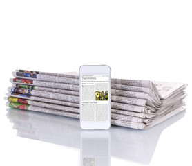 Stapel Zeitungen mit E-Paper Smartphone