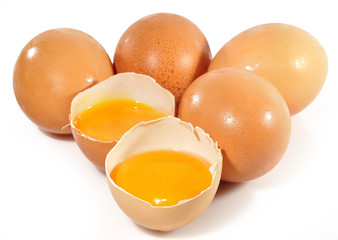 Yemas y huevos frescos.