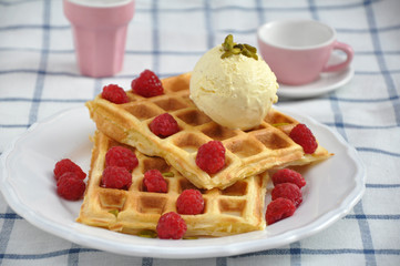 Waffeln mit Eiscreme und Beeren