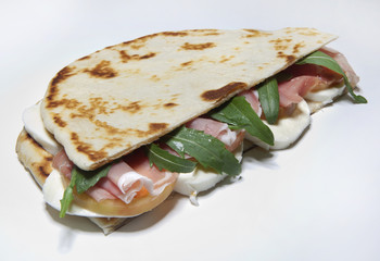Piadina romagnola con prosciutto e rucola